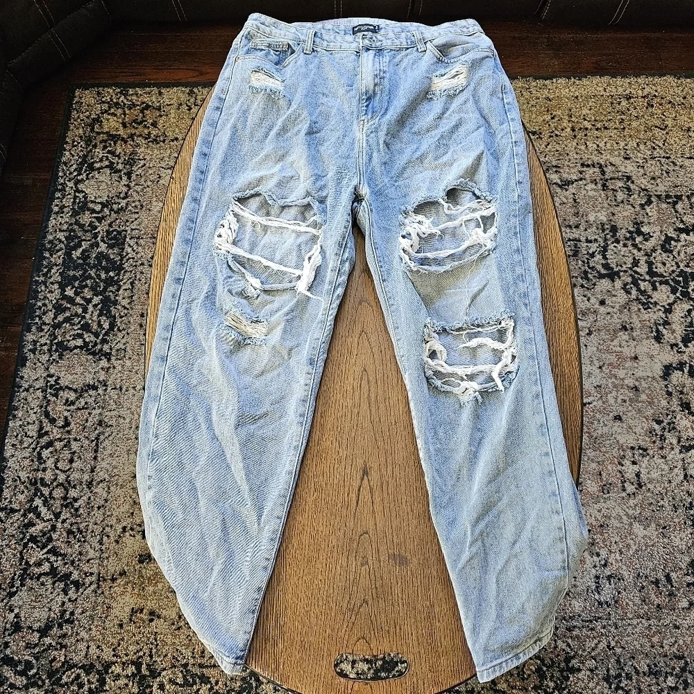 PRETTYLITTLETHING Plus Light Wash Ripped Mom Jeans Size Women's 14